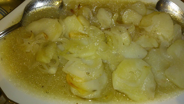 Patatas con cebolletas y chistorra y guisantes con huevo escalfado