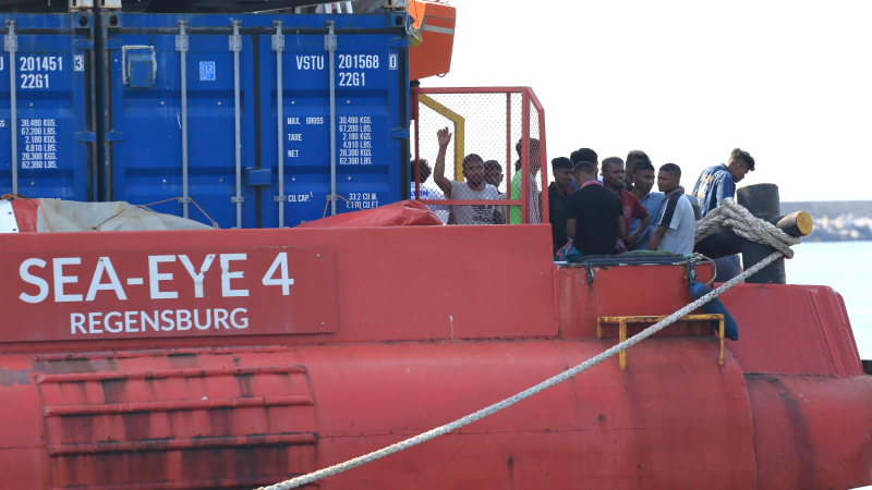 Las ONG Sea Eye y Open Arms denuncian bloqueos administrativos a sus barcos de rescate