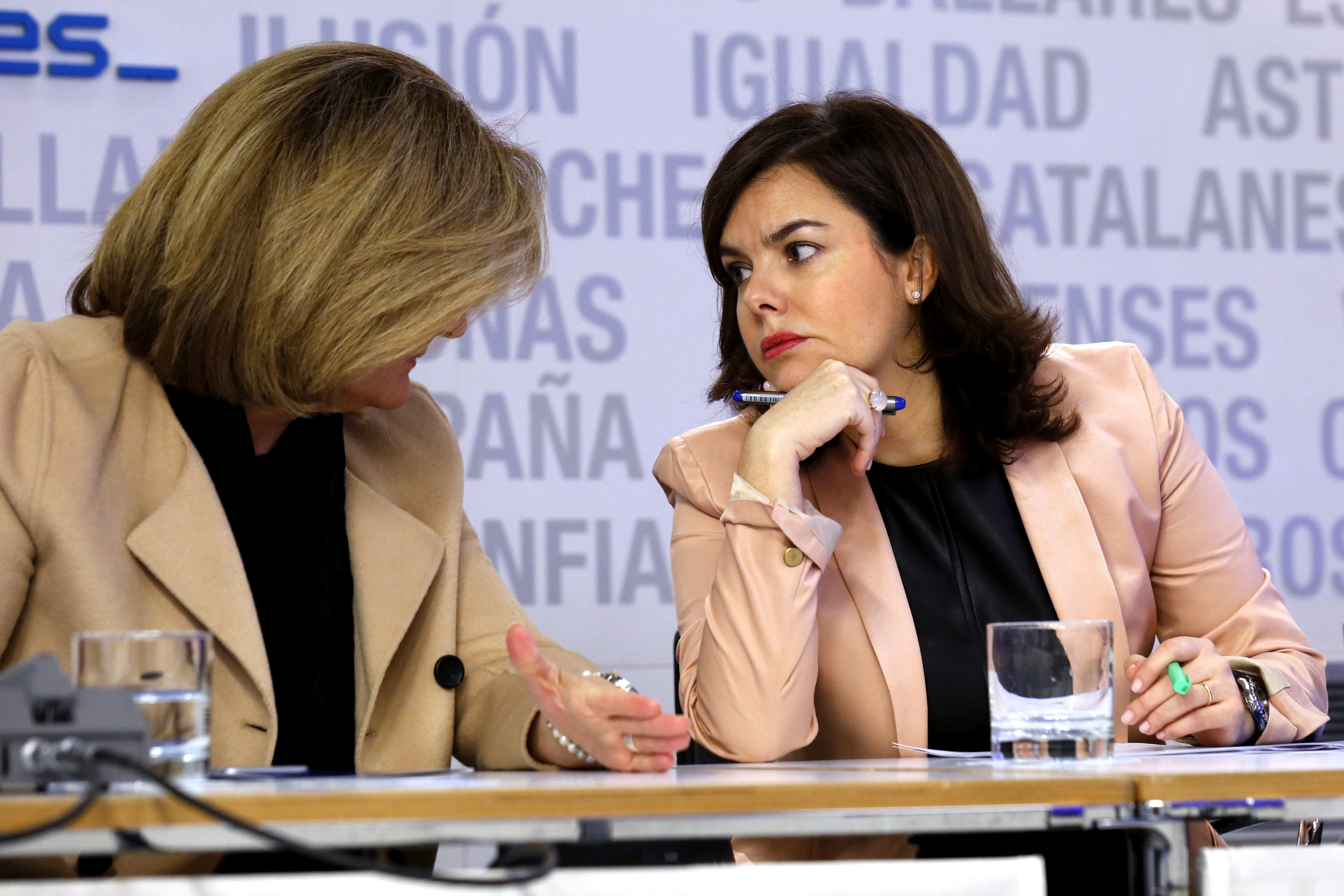 La vicepresidenta del Gobierno en funciones, Soraya Sáenz de Santamaría (d), y la ministra en funciones de Empleo y Seguridad Social, Fátima Báñez.