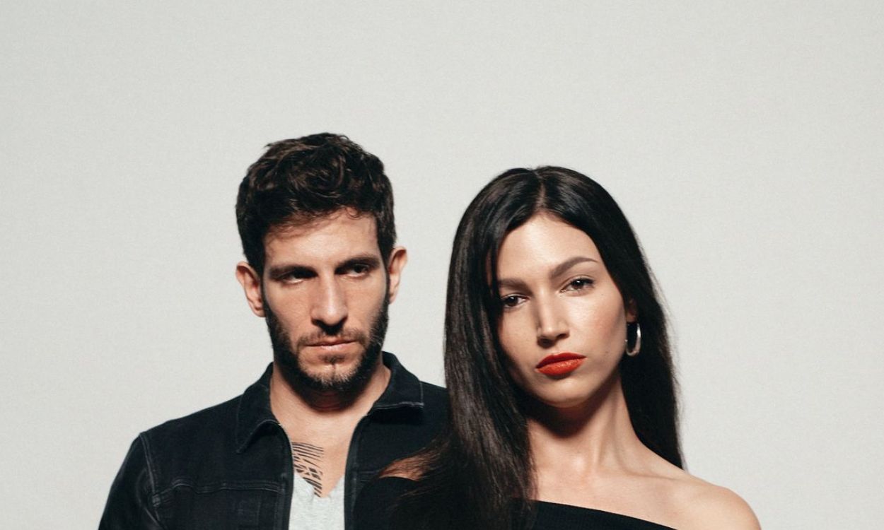 Úrsula Corberó y Quim Gutiérrez, protagonistas de 'El cuerpo en llamas'. Netflix.