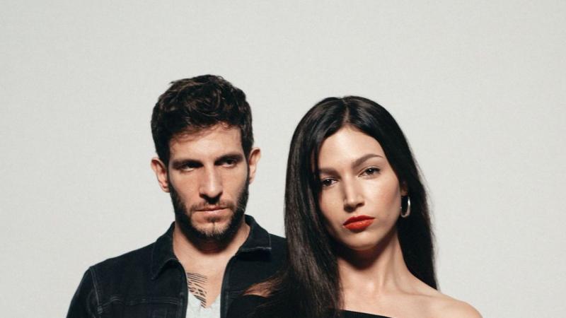 Úrsula Corberó y Quim Gutiérrez, protagonistas de 'El cuerpo en llamas'. Netflix.