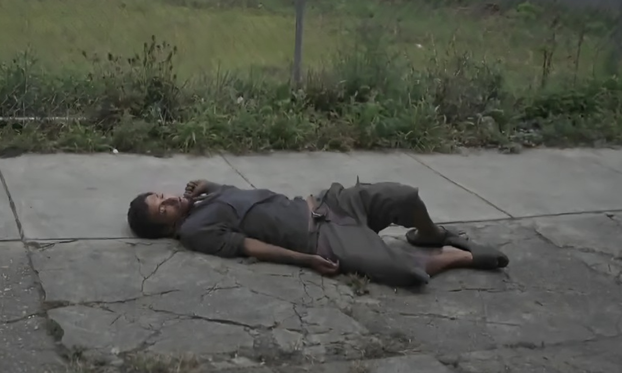 Un hombre adicto al fentanilo tumbado en las calles de San Francisco, California, Estados Unidos. Euronews