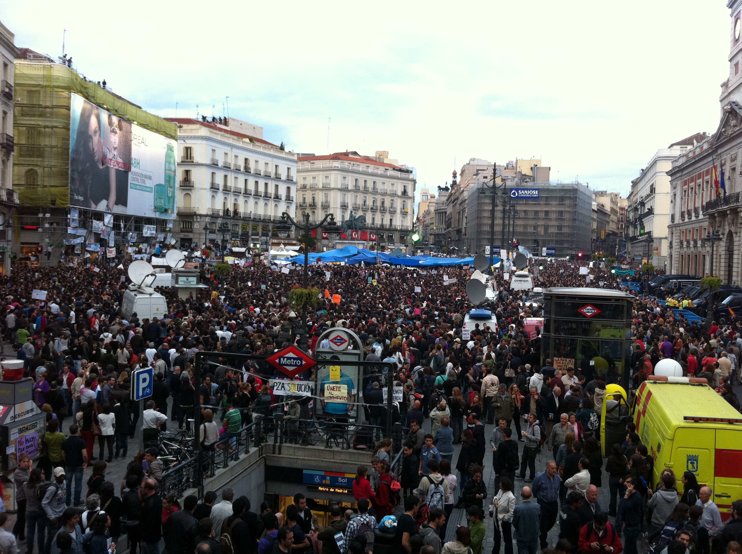 Vista de la acampada del 15-M en la puerta del Sol