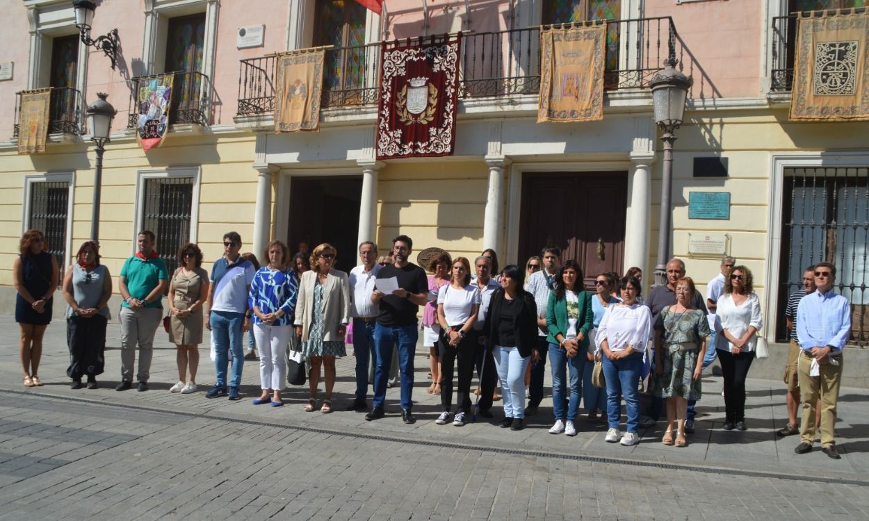 Minuto de silencio en el Ayuntamiento de Alcalá de Henares por las víctimas de violencia machista. Redes sociales.