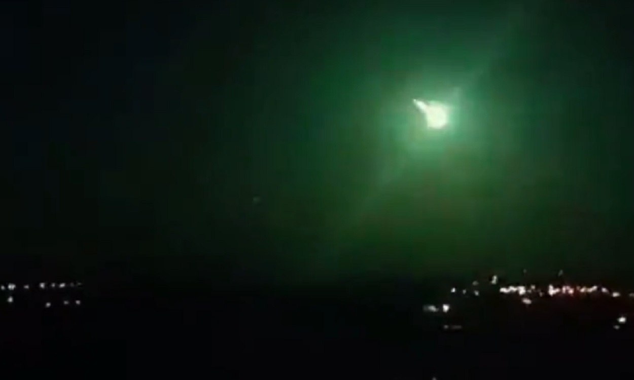 Un meteorito de color verdoso entrando en la atmósfera. Twitter