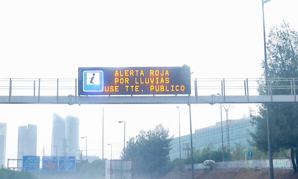 Aviso en la carretera en Madrid por la intensa lluvia a causa de la DANA. EP