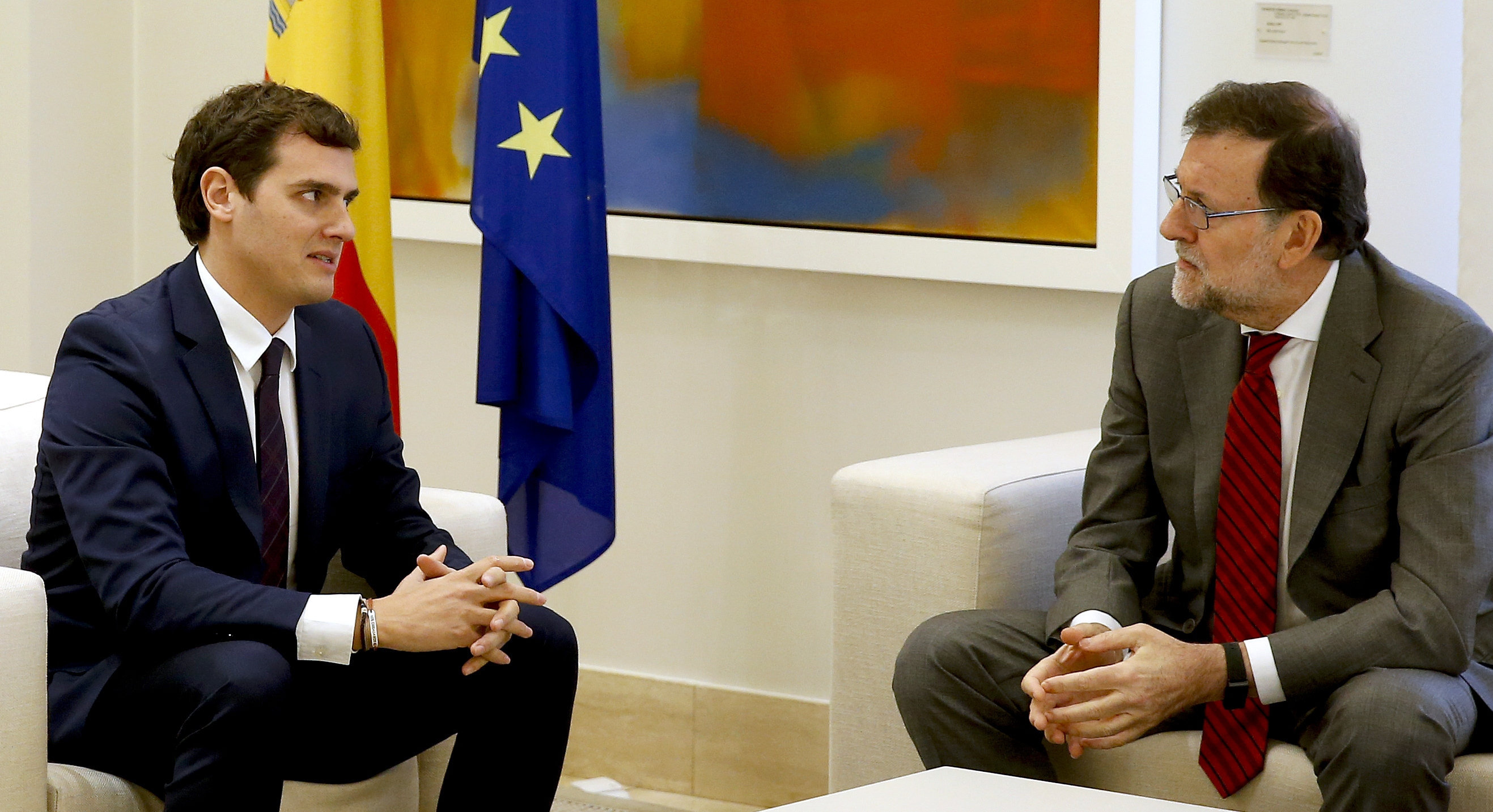 El presidente del Gobierno español en funciones, Mariano Rajoy, (d), y el presidente de Ciudadanos, Albert Rivera (i), durante una reunión en Moncloa el pasado mes de diciembre El presidente del Gobierno español en funciones, Mariano Rajoy, (d), y el presidente de Ciudadanos, Albert Rivera (i), durante una reunión en Moncloa el pasado mes de diciembre