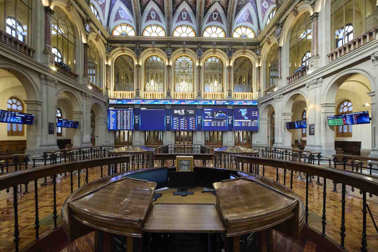 Varios paneles del Ibex en el Palacio de la Bolsa de Madrid. EP