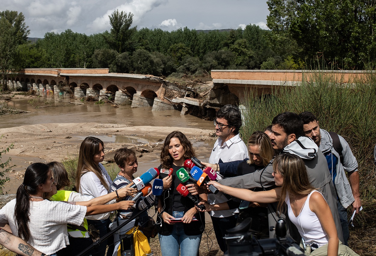 La presidenta de la Comunidad de Madrid, Isabel Díaz Ayuso, desde Aldea del Fresno