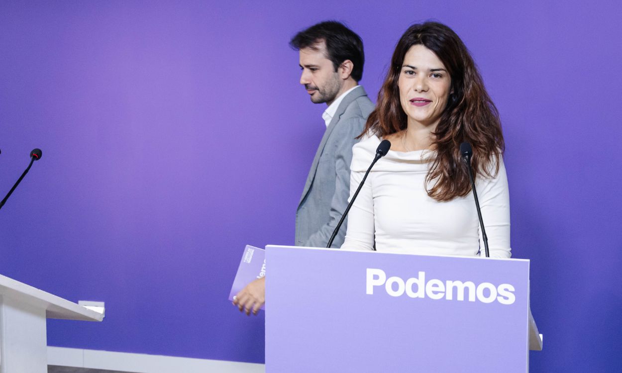 Los portavoces de Podemos Javier Sánchez Serna e Isa Serra en rueda de prensa. EP.
