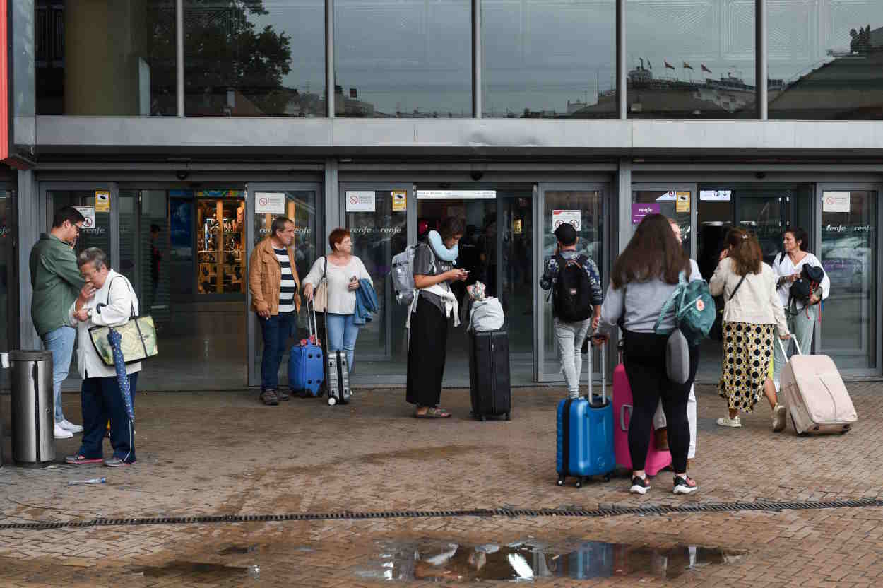 Viajeros esperando en la estación de Madrid Atocha-Almudena Grandes. EP