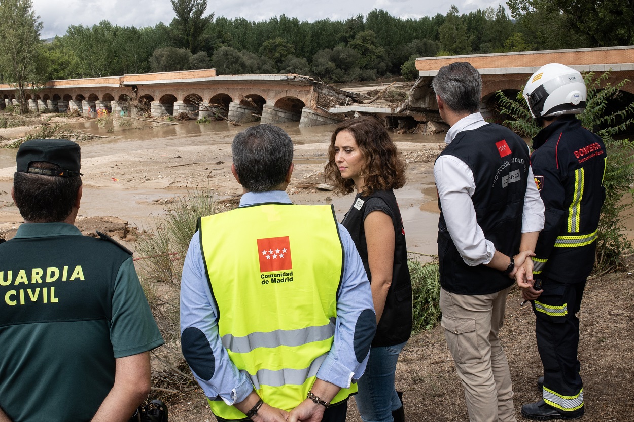 La presidenta de la Comunidad de Madrid, Isabel Díaz Ayuso, durante una visita al municipio de Aldea del Fresno, uno de los más afectados por la depresión aislada en niveles altos (DANA). Alejandro Martínez Vélez / Europa Press