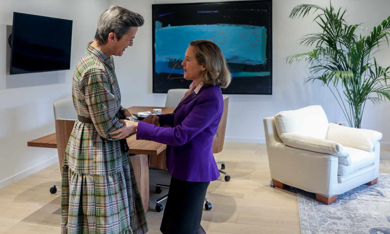 Margrethe Vestager y Nadia Calviño, principales competidoras para presidir el BEI, se saludan durante un encuentro en España. EP.