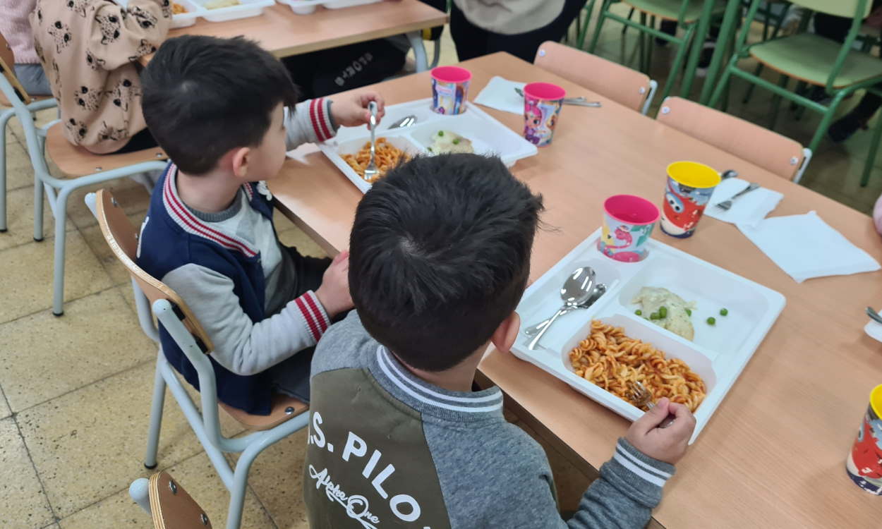 Un millón de niños vulnerables se quedan sin beca comedor en la vuelta al cole. EP.