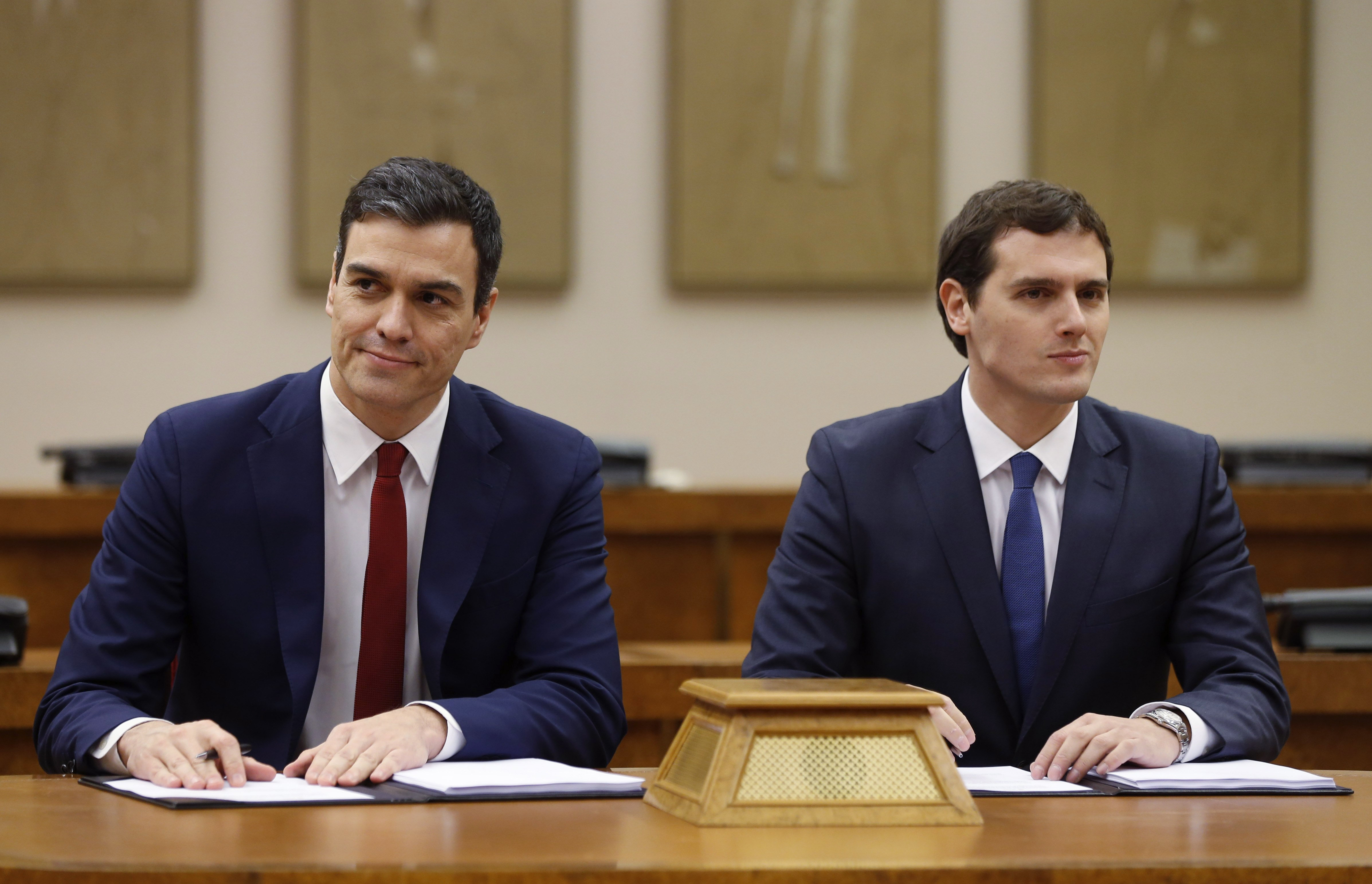 Pedro Sánchez y Albert Rivera durante la firma del acuerdo entre sus partidos.