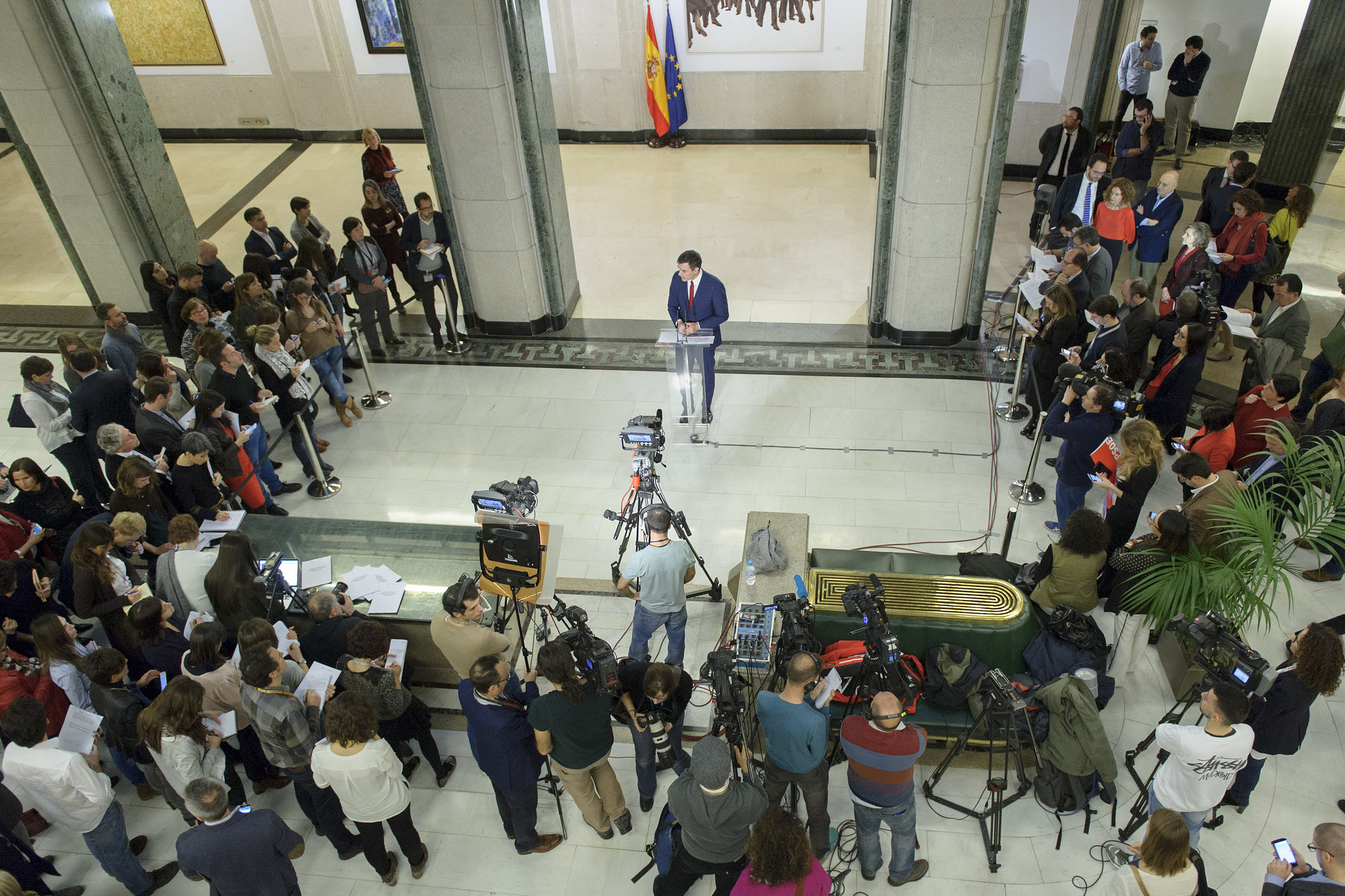 Pedro Sánchez en una fotografía de la expectación creada en la comparecencia de presentación del acuerdo con Ciudadanos. 