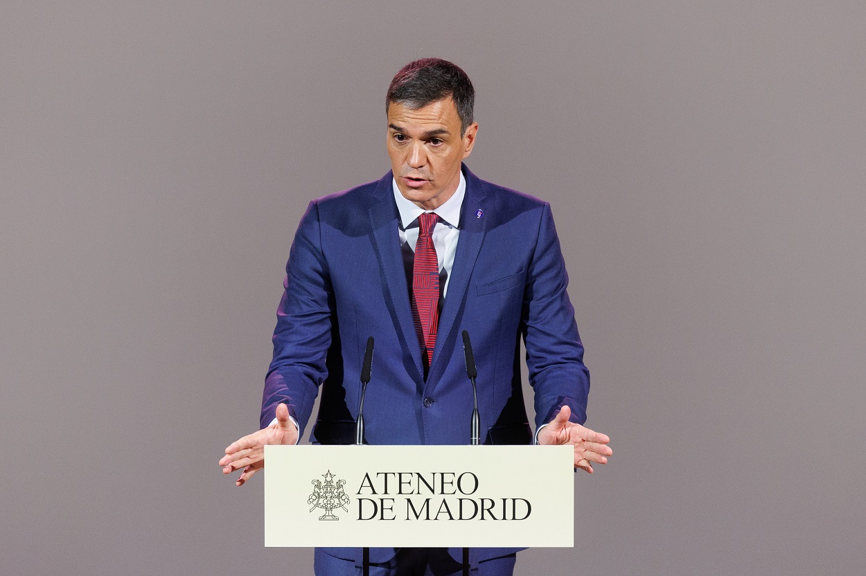 El presidente del Gobierno en funciones, Pedro Sánchez, interviniendo en el Ateneo de Madrid. EP