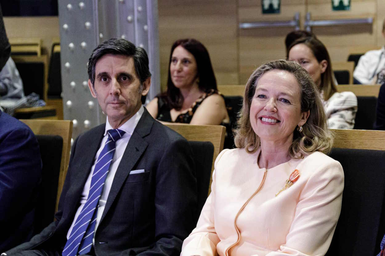 El presidente de Telefónica, José María Álvarez Pallete, junto a la vicepresidenta primera y ministra de Asuntos Económicos y Transformación Digital, Nadia Calviño. EP