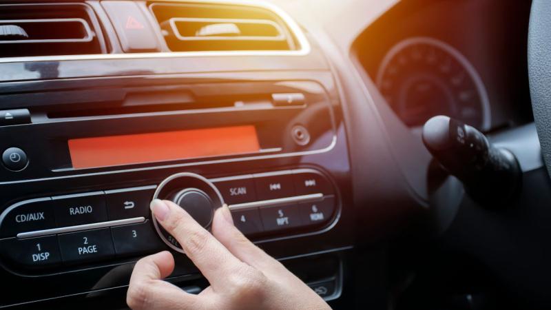 Una conductora sube el volumen de la música mientras conduce su coche. Canva Una conductora sube el volumen de la música mientras conduce su coche. Canva