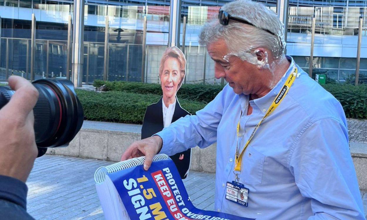 CEO de Ryanair recibe un 'tartazo' de activistas medioambientales. Redes sociales.