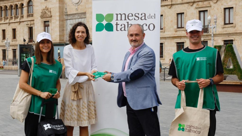 El concejal de Salud de Valladolid, de Vox, reparte ceniceros por la ciudad.