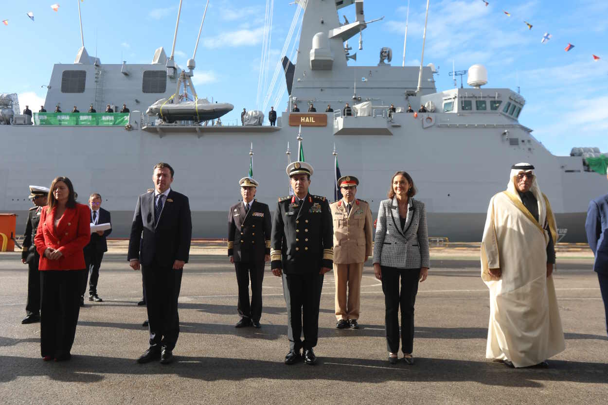 Foto de familia tras la entrega de una corbeta de Navantia a la Marina de Arabia Saudí. EP