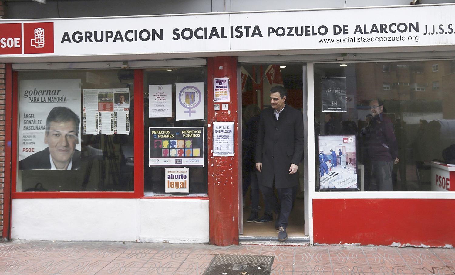 Pedro Sánchez a su salida tras participar en la consulta de este sábado en la Agrupación Socialista de Pozuelo, Madrid. 