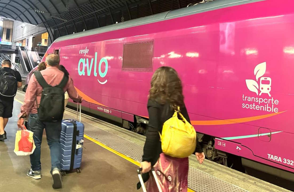 Tren Avlo de Renfe en la estación de Sevilla Santa Justa