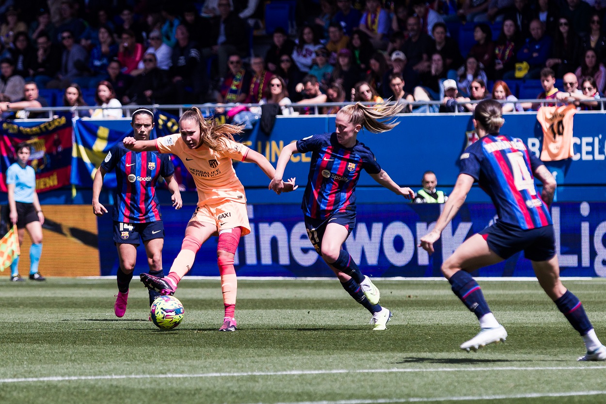 Irene Guerrero (Atlético de Madrid) con el balón ante las jugadoras del FC Barcelona. EP