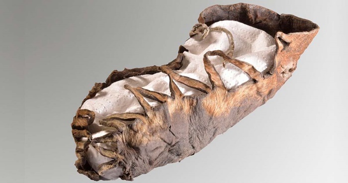Zapato infantil encontrado en la mina de sal de Durrnberg Zapato infantil encontrado en la mina de sal de Durrnberg