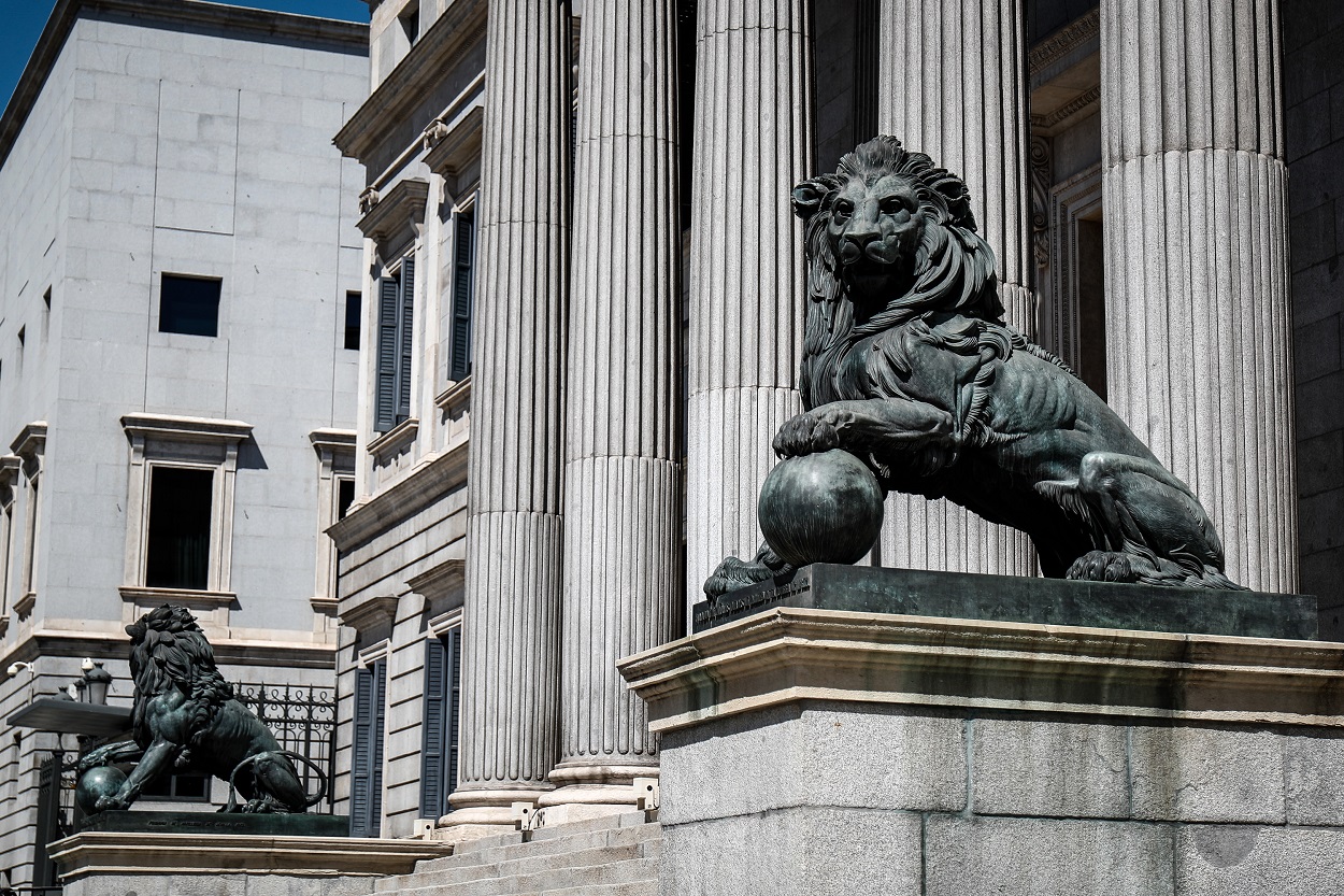 Fachada del Congreso de los Diputados, con los emblemáticos leones. EP