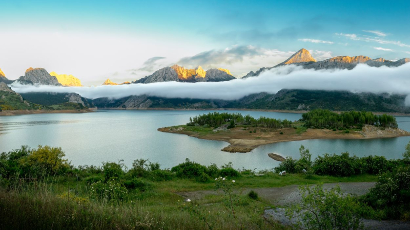 Vista panorámica del Parque Regional Montaña de Riaño y Mampodre ubicado en León. Canva