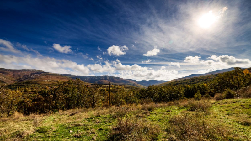 Vista de la Sierra de Ayllón tras pasar por el municipio de Riofrío de Riaza, Segovia. Canva