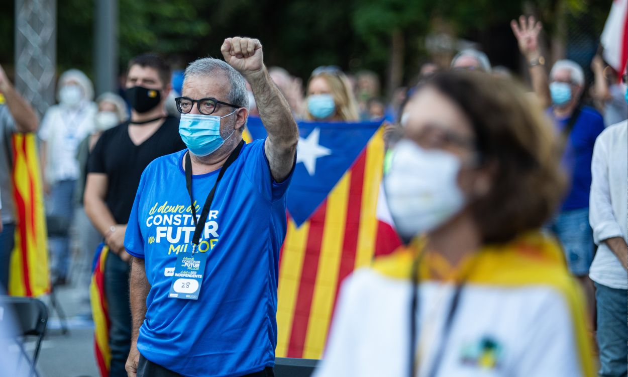 Participantes cantan Els Segadors en las concentraciones de la ANC, Òmnium y la AMI por la Diada de Cataluña