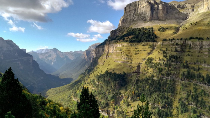 Vista panorámica del Parque Natural de Ordesa y Monte Perdido ubicado en los Pirineos. Canva