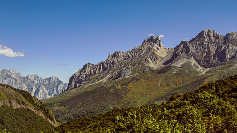 Vista panorámica del Parque Natural Picos de Europa que se encuentra entre el Principado de Asturias y Cantabria. Canva