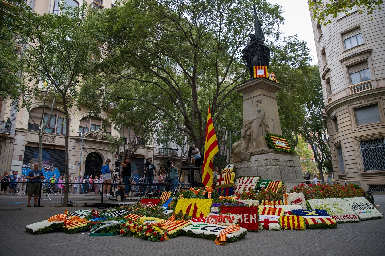 Ofrenda floral frente al monumento de Rafael Casanova, Barcelona 2023. EP