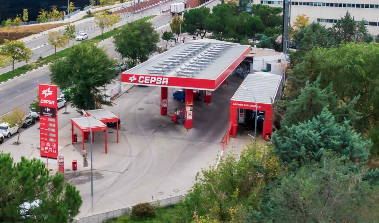 Estación de servicio de Cepsa con paneles solares en el techo