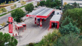 Estación de servicio de Cepsa con paneles solares en el techo