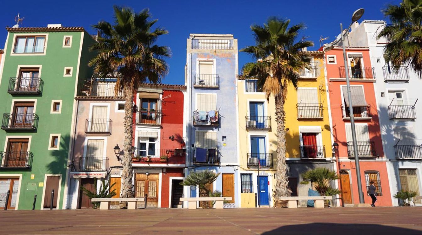 Como los pescadores de La Vila Joiosa pasaban muchos meses en altamar, cada casa tenía un color diferente para poder divisarla al acercarse al puerto / (Foto: Turismo de La Vila Joiosa)