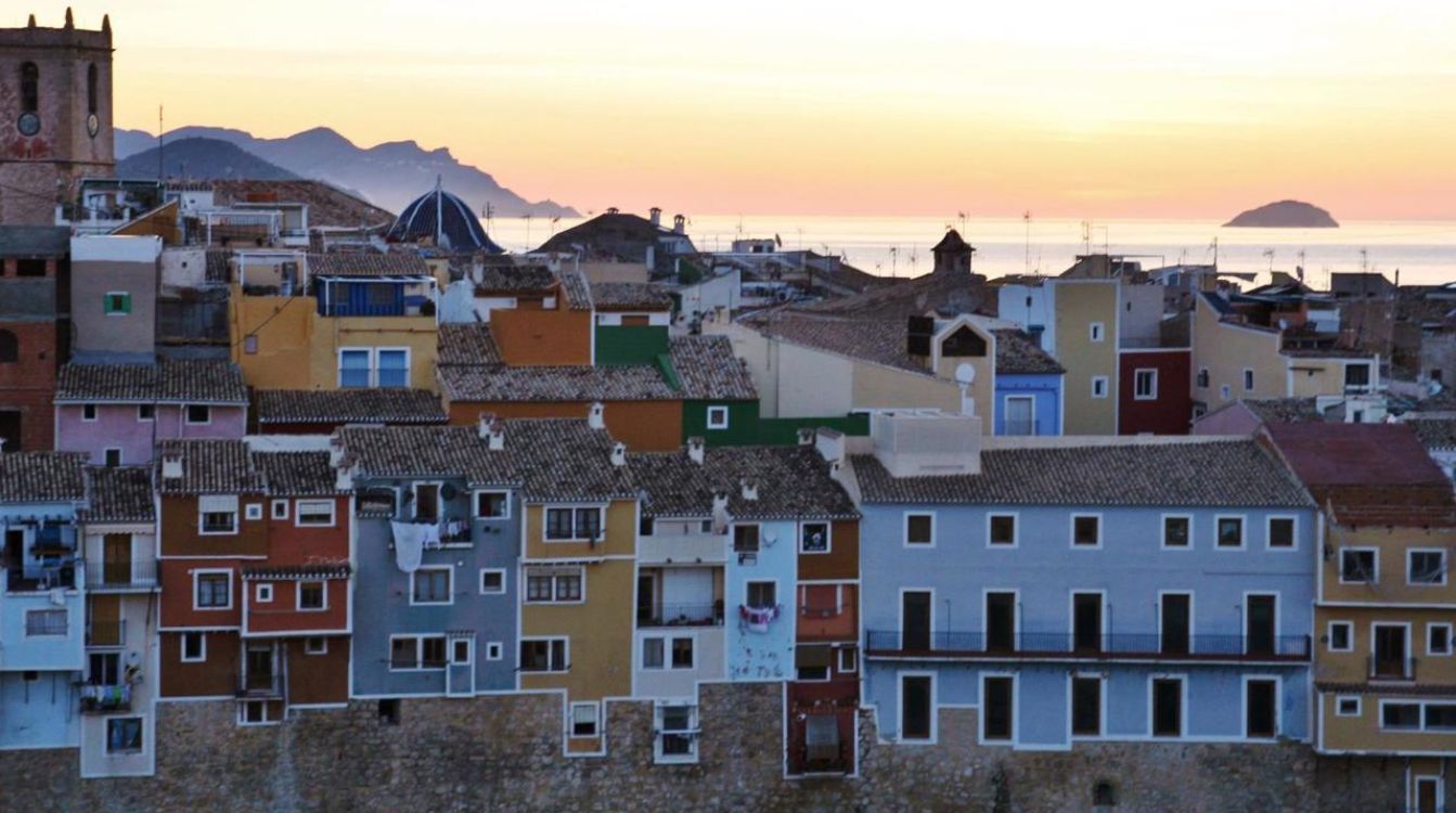 Las casas colgantes de La Vila Joiosa se levantan sobre la antigua muralla / (Foto: Turismo de La Vila Joiosa)