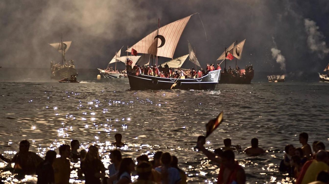 Cada año se celebra en La Vila Joiosa el desembarco de los berberiscos en este enclave del Mediterráneo / Foto: Turismo de La Vila Joiosa