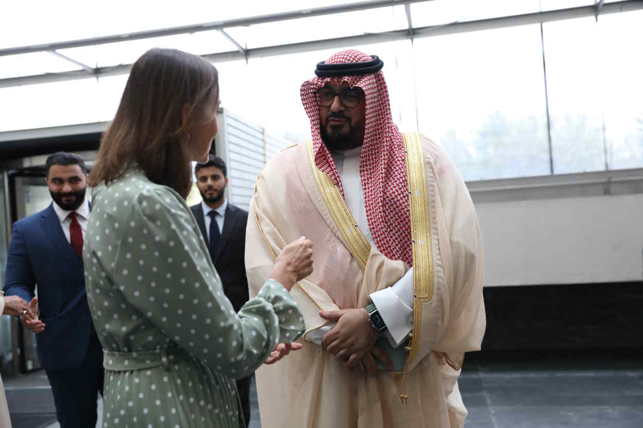 La ex ministra de Industria, Reyes Maroto, conversa con el príncipe de Arabia Saudí, Mohamed Bin Salmán, en una imagen de archivo. EP