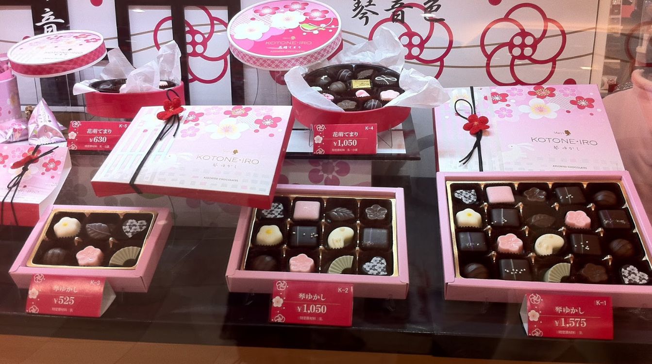 Las mujeres regalan chocolate a los hombres el Día de San Valentín en Japón