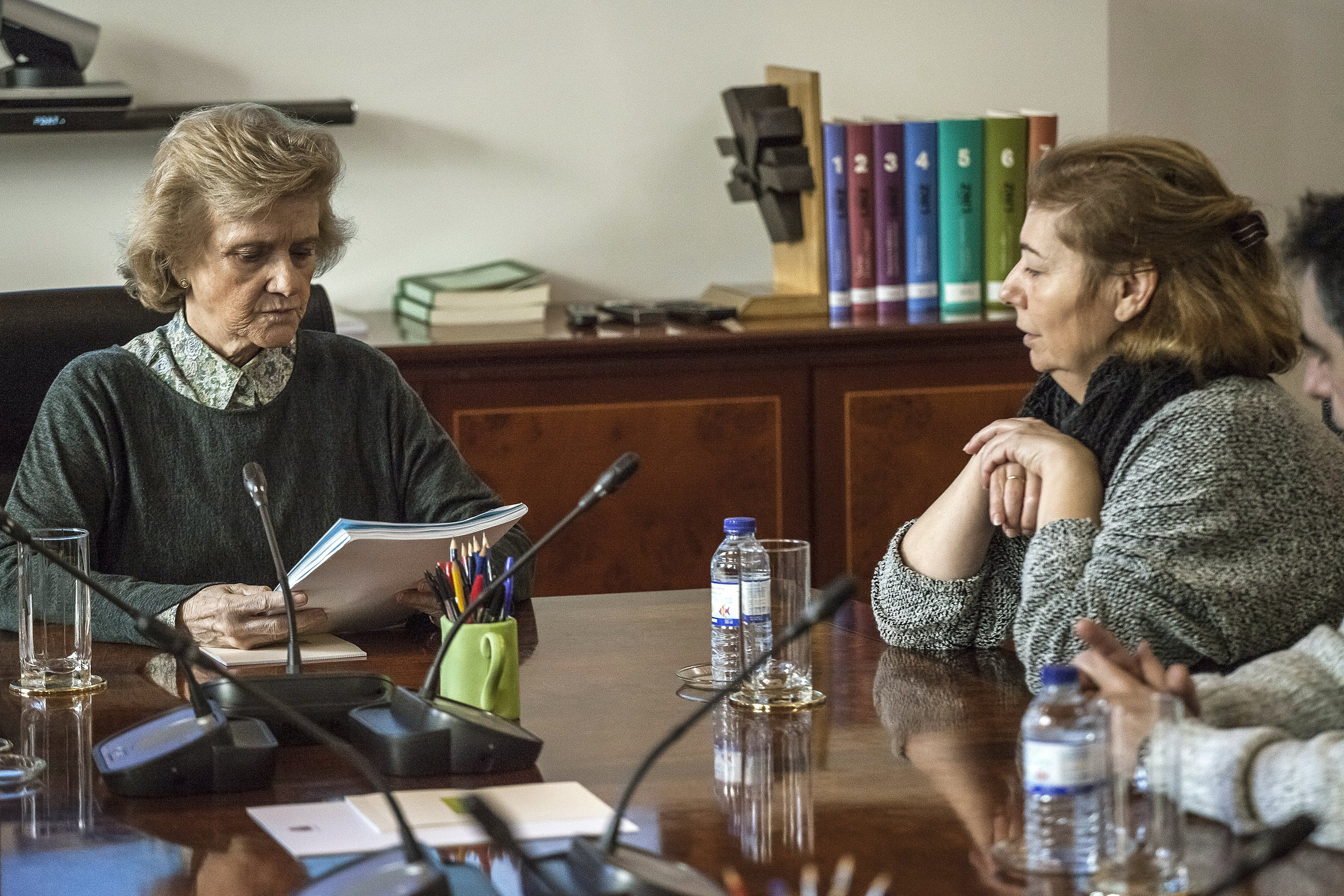 La madre de Diego, el menor de 11 años que se suicidó el pasado mes de octubre en Leganés por un presunto caso de acoso escolar, durante la reunión que mantuvo con la Defensora del pueblo, Soledad Becerril. 