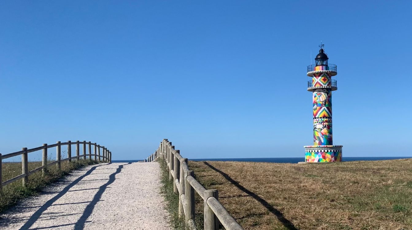 Faro de Ajo (Cantabria), repintado en 2020 por el artista Okuda San Miguel, que le hace único en el mundo