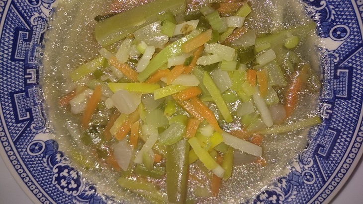 Sopa de verdura con jamón y rollos de pechuga de pollo rellenos