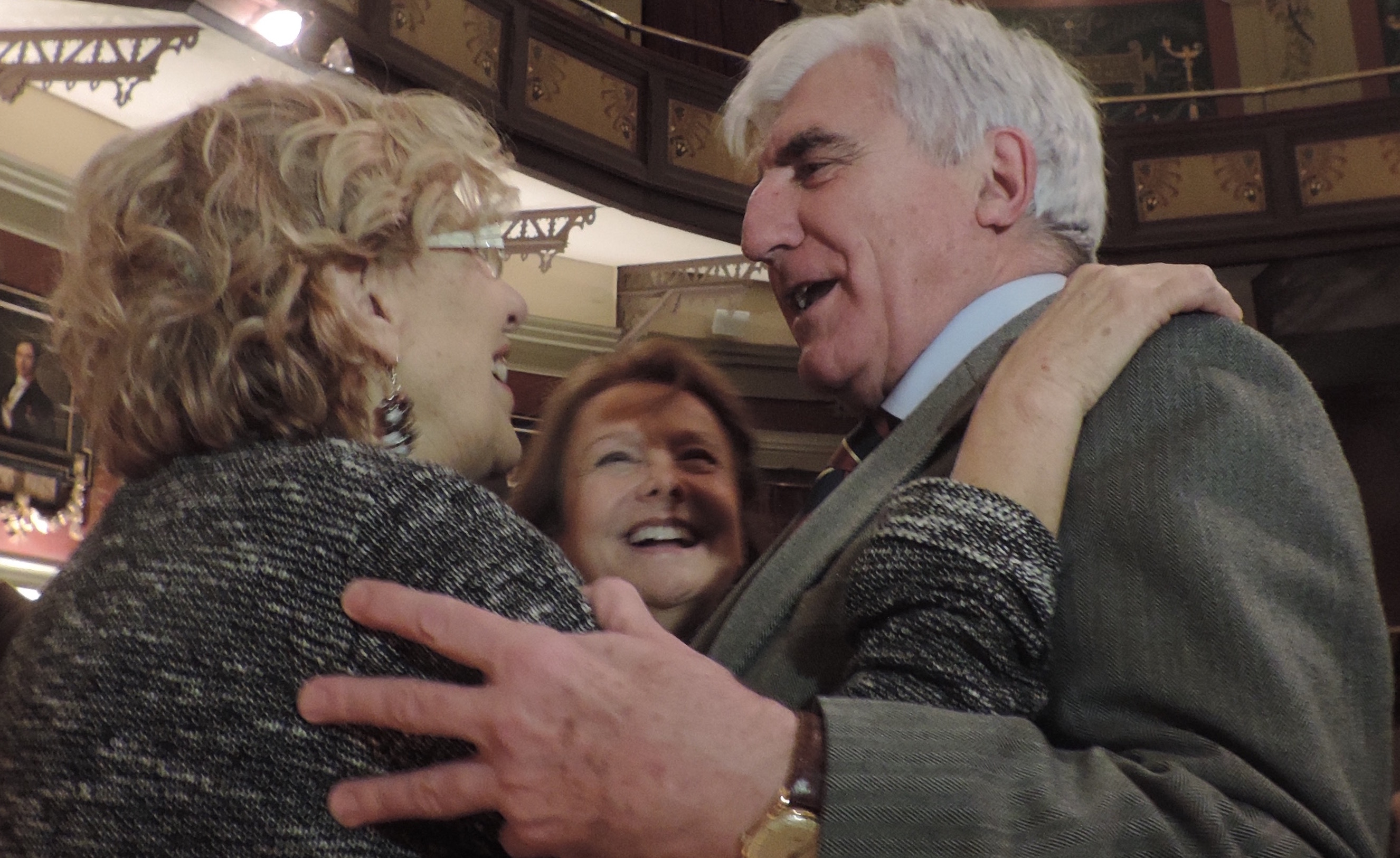 La alcaldesa Manuela Carmena, junto con el director de ELPLURAL.COM, Enric Sopena, y la periodista Margarita Sáenz-Díez 