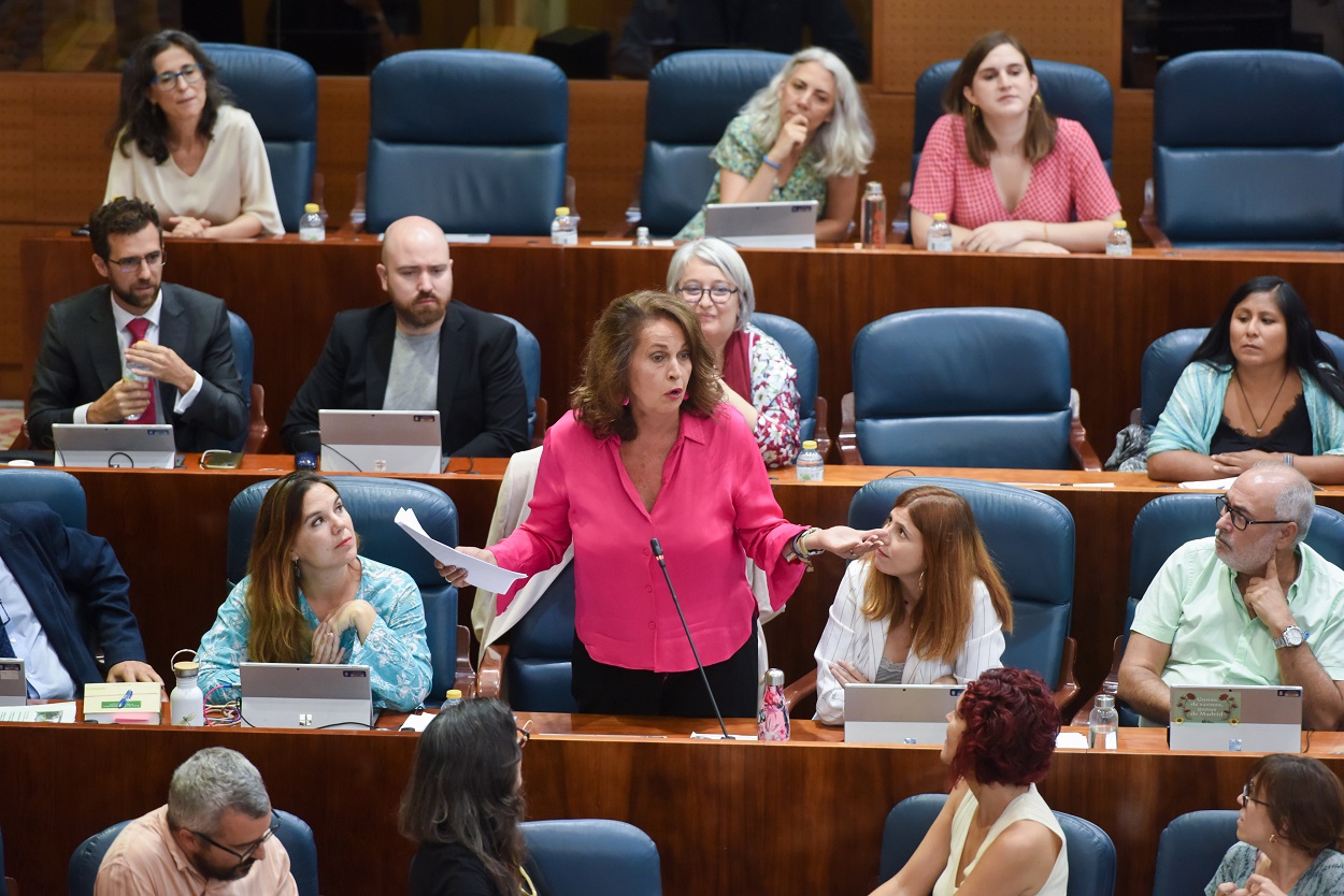 La diputada de Más Madrid, Carla Antonelli, interviene durante el primer pleno ordinario de la 13 Legislatura, en la Asamblea de Madrid. EP.