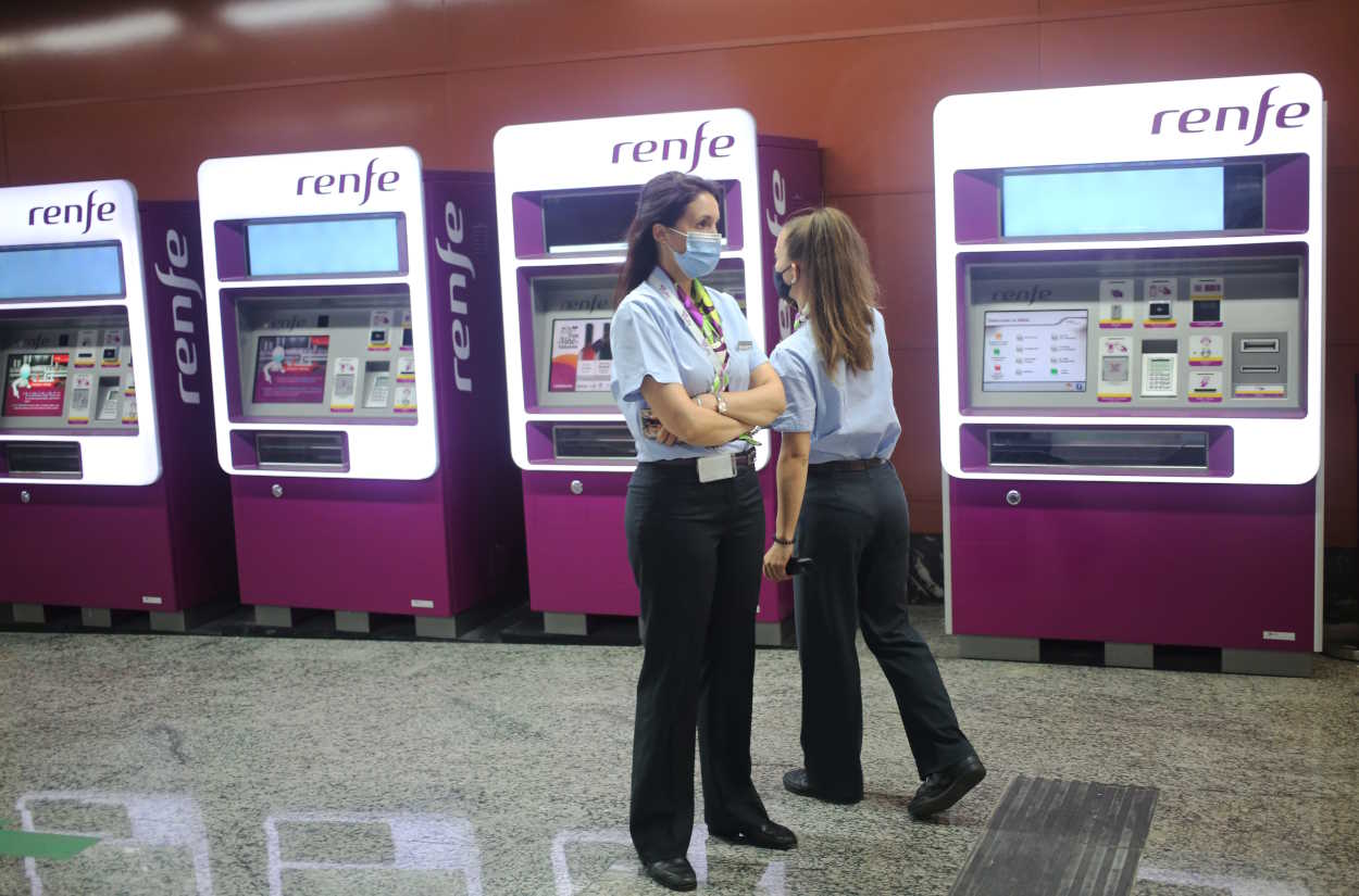 Dos empleadas de Renfe en la estación de Sol. EP